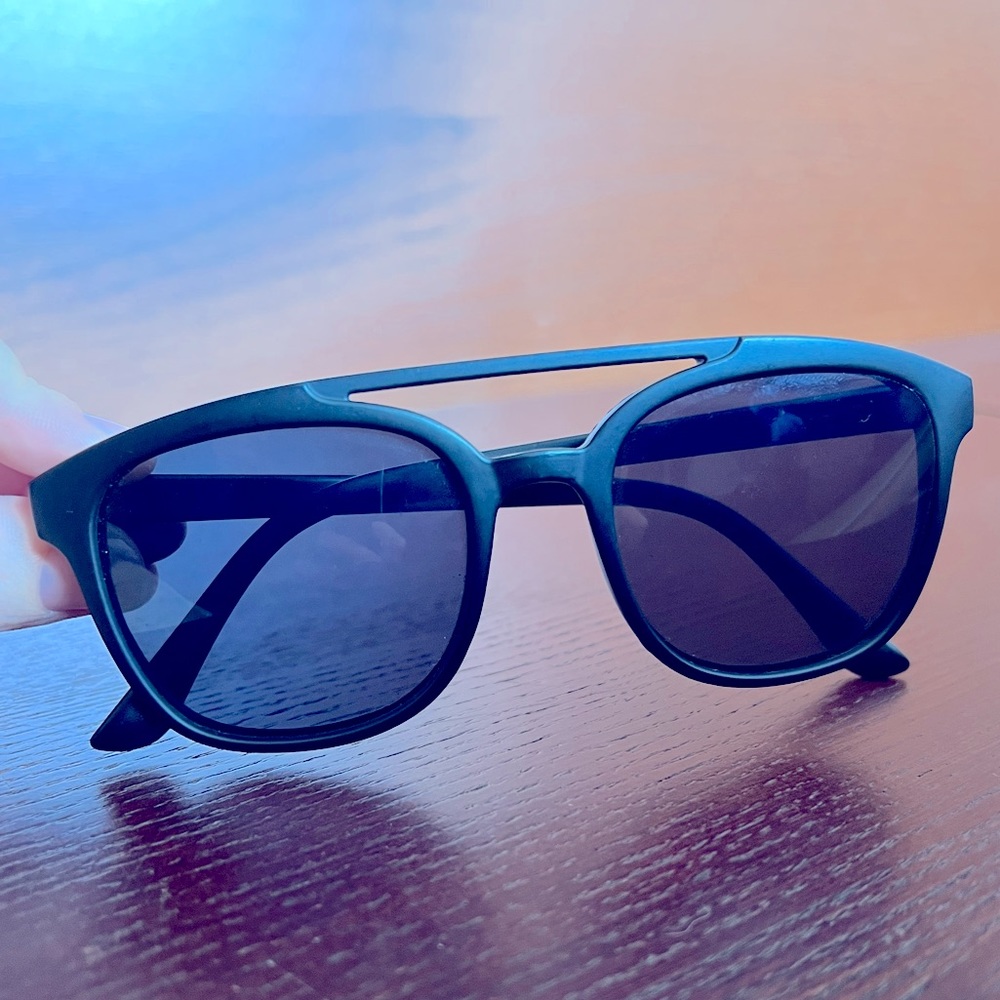 Black sporty sunglasses with double bridge